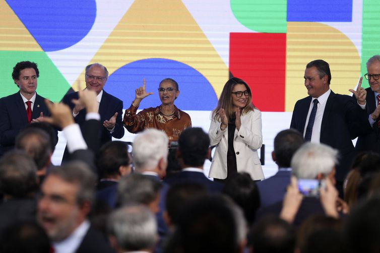 A ministra do Meio Ambiente, Marina Silva, assume o cargo durante cerimônia de transmissão, no Palácio do Planalto