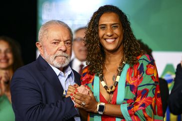 O presidente eleito, Luiz Inácio Lula da Silva, e a futura ministra da Igualdade Racial, Anielle Franco, durante anúncio de novos ministros que comporão o governo.