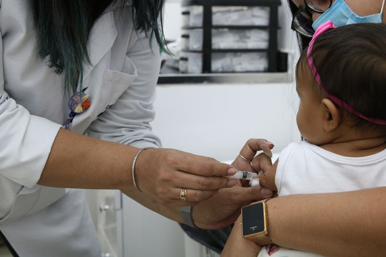 Bebês recebem as vacinas do calendário básico de vacinação do SUS na Unidade Básica de Saúde - UBS Brás.