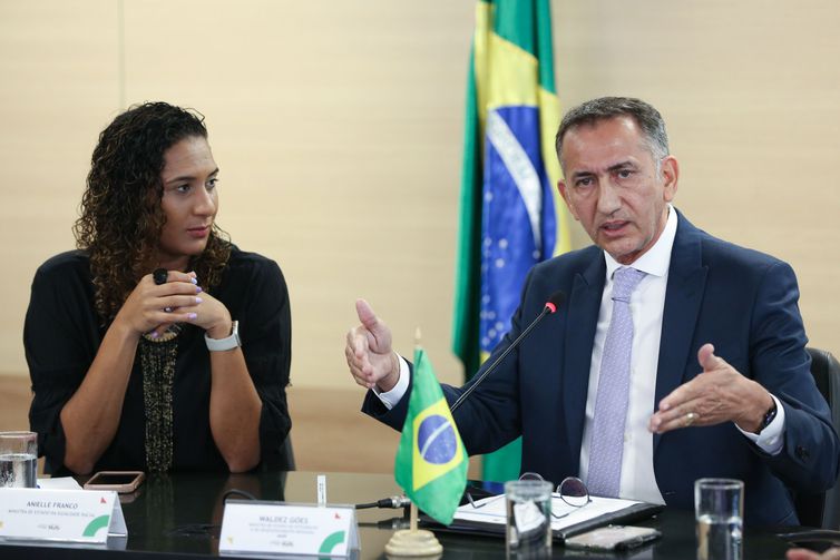 Brasília (DF) 03/04/2023 O ministro da Integração e do Desenvolvimento Regional (MIDR), Waldez Goés, e a ministra da Igualdade Racial, Anielle Franco, durante o lançamento do Comitê Permanente de Gênero, Raça e Diversidade. Foto: Fabio Rodrigues-Pozzebom/ Agência Brasil