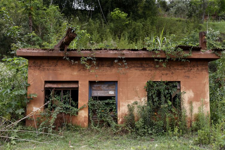 Distrito de Barra Longa. A comunidade foi parcialmente encoberta pela lama que chegou pelo rio Gualaxo do Norte.Na foto, casas atingidas pela lama.