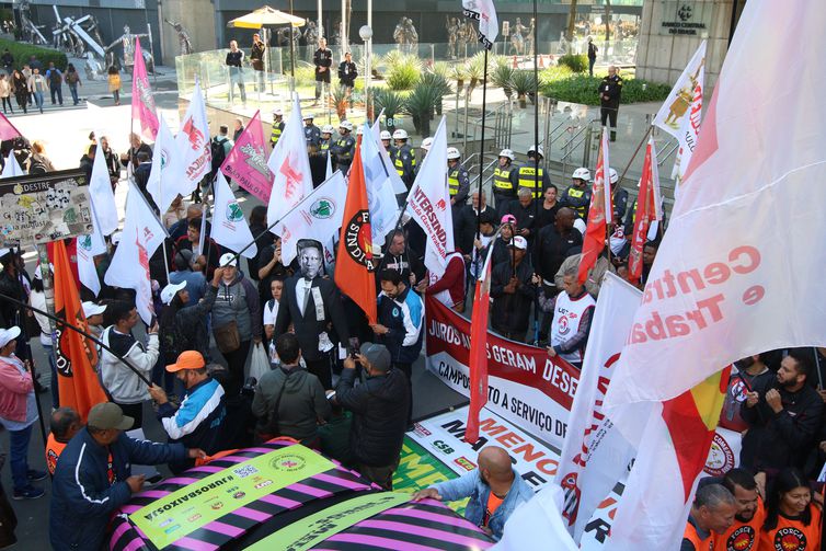 São Paulo (SP), 20/06/2023 - Ato das centrais sindicais Força Sindical, CUT, CTB, UGT, CSB, NCST, Intersindical e Pública contra juros altos em frente a sede do Banco Central, na Avenida Paulista. Foto: Rovena Rosa/Agência Brasil