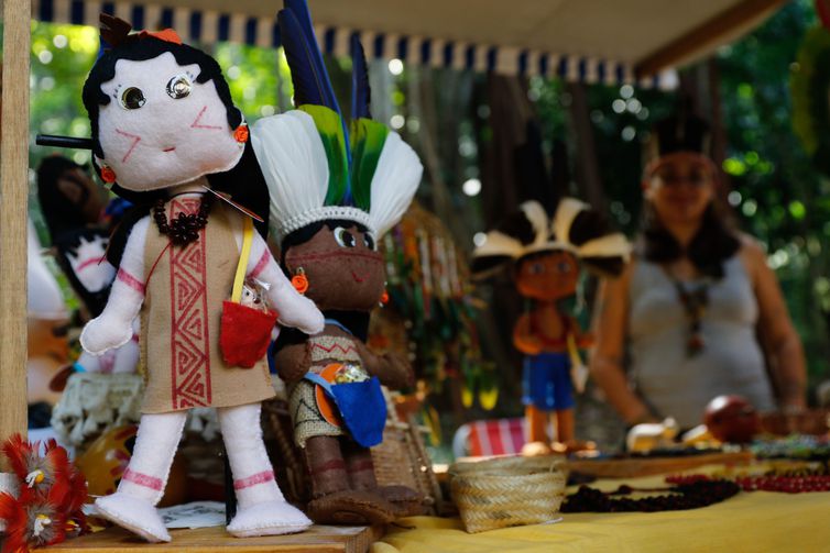 Rio de Janeiro (RJ), 12/08/2023 - Dia Internacional dos Povos Indígenas é celebrado com feira de artesanato no Parque Lage. Foto: Fernando Frazão/Agência Brasil