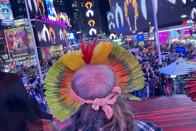 Cacique Raoni assiste dominação dos telões da Times Square em campanha All Amazonia do BB. Foto: Beptuk Hokrit Metuktire/Instituto Raoni