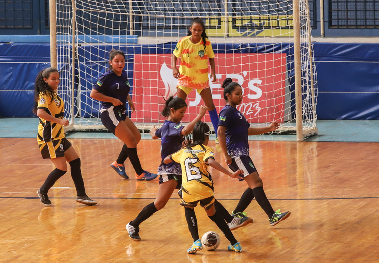 Brasília, 30.10.2023,  Os times de futsal feminino, Rondónia contra Amapá, disputam os Jogos Escolares Brasileiros 2023, no Clube AABB. Foto: Antônio Cruz/Agência Brasil