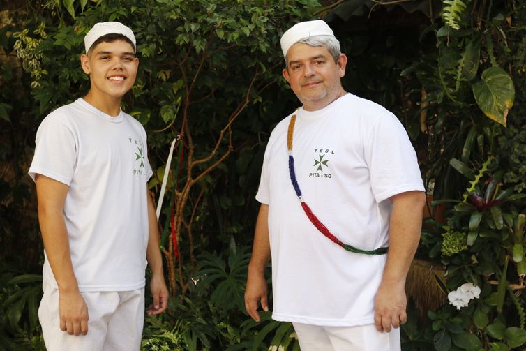 São Gonçalo (RJ), 13/11/2023 - Pai Fernando D´Oxum e Samuel da Costa na Tenda Espírita São Lázaro, um terreiro de Umbanda Omolokô, no bairro Pita. Foto: Fernando Frazão/Agência Brasil