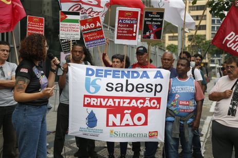 São Paulo SP 27/11//2023 - Assembléia unificada em frente a Câmara Municipal de São Paulo, das categorias que vão parar nesta terça-feira (28). Foto Paulo Pinto/Agência Brasil