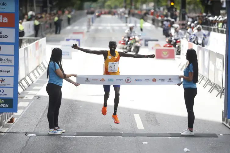 São Paulo (SP), 31/12/2023 - Em sua 98ª edição, a Corrida Internacional de São Silvestre reuniu 35 mil corredores na Avenida Paulista, em São Paulo. - Vencedor categoria masculino Timothy Kiplaglat do Quenia.  Foto Paulo Pinto/Agência Brasil