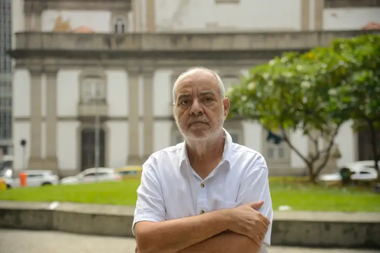 Rio de Janeiro (RJ), 09/04/2024 – O jornalista Alceste Pinheiro, na Igreja da Candelária, local do histórico comício pelas Diretas, ocorrido em 10 de abril de 1984. Foto: Tomaz Silva/Agência Brasil